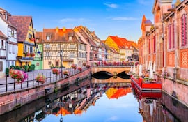 Colmar, Alsacia, Francia. Petite Venice, canal acuático y casas tradicionales con entramado de madera.