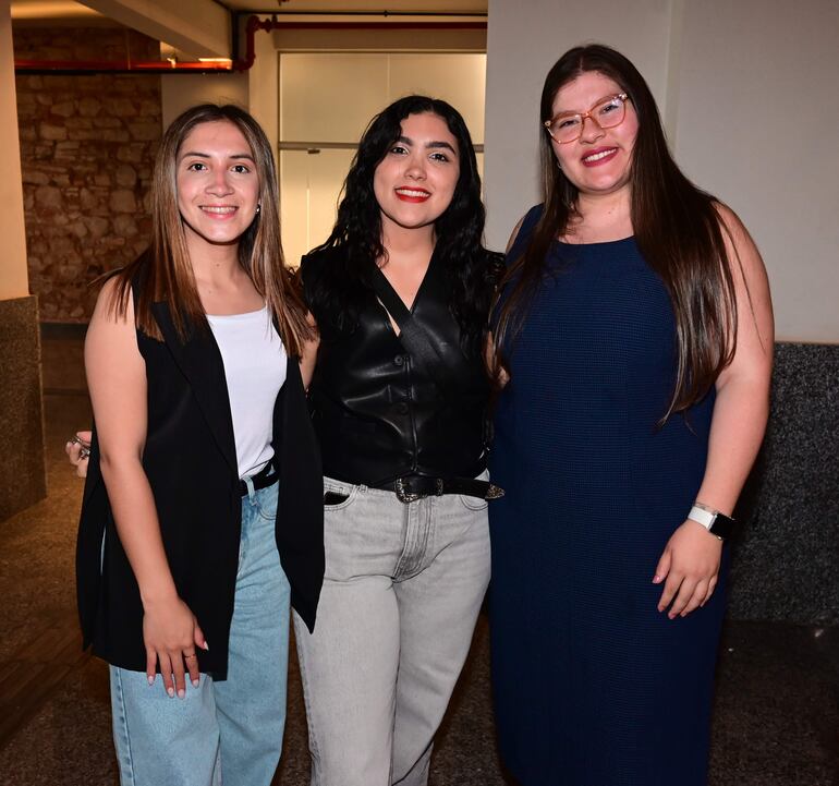 Paula Gómez, Micaela Cattaneo y María E. Báez.