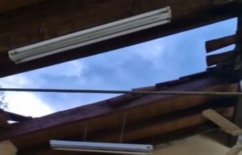 Así quedó el techo de la escuela del Kilómetro 21 Campo Aguaé, de la ciudad de Curuguaty.