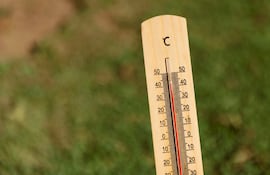 Un termómetro de madera registra temperaturas superiores a los 40°C en una jornada de intenso calor.