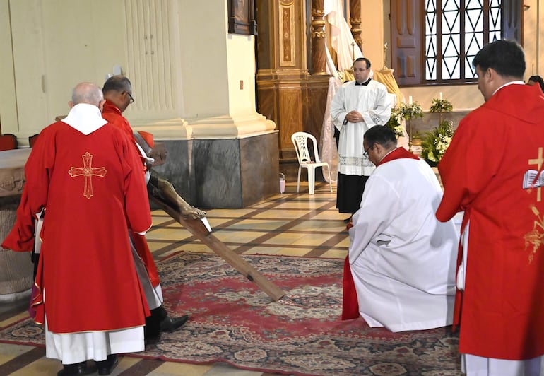 Cura rector de la Catedral, Aldo Bernal, arrodillado frente a la imagen de Cristo crucificado.