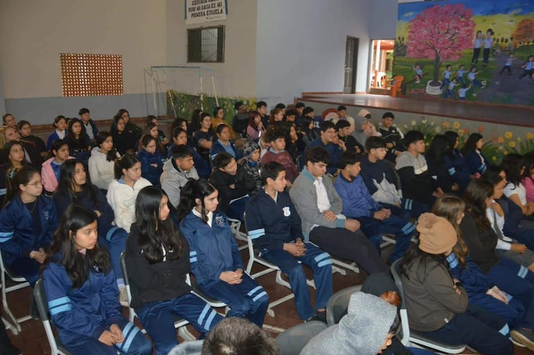 Los estudiantes de Carapeguá reciben orientación sobre autocontrol, definición de metas personales, disciplina y compromiso con una vida saludable.