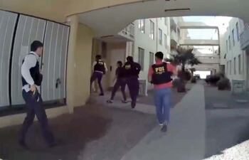 Agentes de la Policía de Investigaciones (PDI) de Chile ingresan al condominio donde las paraguayas eran explotadas sexualmente.