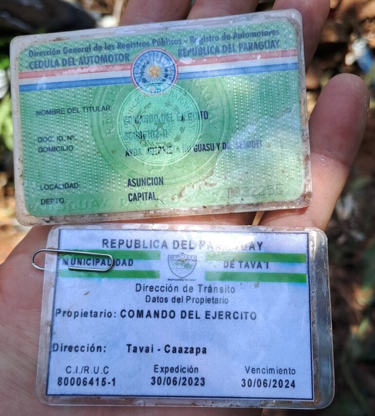 Buzos encontraron documentación de la camioneta en la que viajaban los militares desaparecidos.