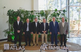 Directivos de Banco Atlas y Banco Familiar en la Expo Paraguay-Brasil.