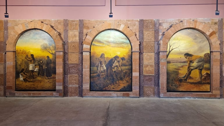 Tres murales de agricultura en el Museo Viedma, representando figuras humanas en actividades agrícolas, con luz suave en el entorno.