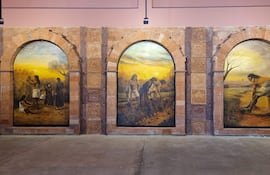 Tres murales de agricultura en el Museo Viedma, representando figuras humanas en actividades agrícolas, con luz suave en el entorno.
