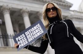 La mediática estadounidense Paris Hilton posa para fotografías tras una conferencia de prensa para la Ley de Desafío, en el Capitolio de Estados Unidos en Washington, D.C., EE. UU., el 22 de enero de 2026.