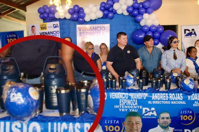 Dionisio Amarilla sonriente, vestido con camiseta azul, mientras entrega pelotas y vasos térmicos a seguidores en un ambiente festivo.
