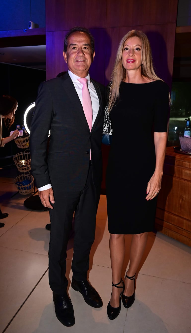 Hombre en traje oscuro y mujer en vestido negro sonriendo durante la recepción del Día de Europa.