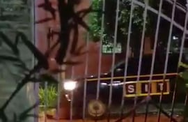En la imagen se observa a la víctima debajo del vehículo de seguridad privada involucrada en el hecho.