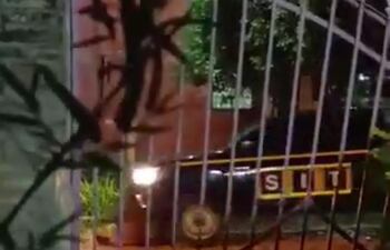 En la imagen se observa a la víctima debajo del vehículo de seguridad privada involucrada en el hecho.