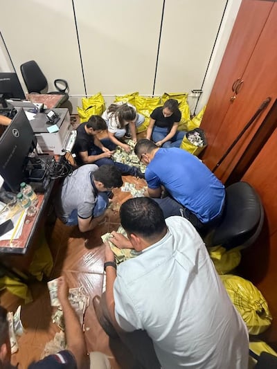 Funcionarios de la Fiscalía y agentes de la Policía durante el conteo del dinero recuperado ayer tras el asalto al banco Itaú de Katueté.