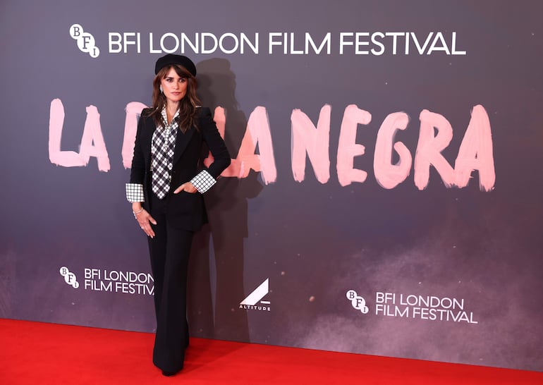 Acá se puede apreciar el "total look" de Penélope Cruz en la red carpet del BFI London Film Festival 2026. (EFE/EPA/NEIL HALL)
