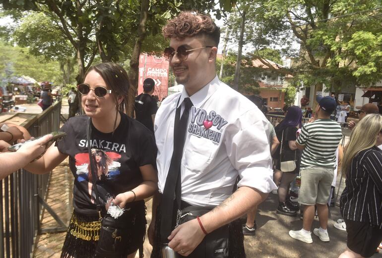 Daisy y Andrés también aguardan para disfrutar del show de Shakira en Paraguay.