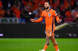 El delantero de Países Bajos, Memphis Depay, celebra tras anotar el tercer gol de su equipo desde el punto de penal durante el partido de clasificación del Grupo G para la Copa Mundial de la FIFA 2026 entre Países Bajos y Finlandia, en el Johan Cruyff Arena en Ámsterdam.