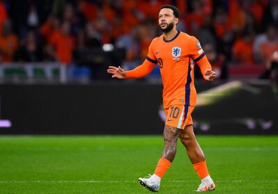 El delantero de Países Bajos, Memphis Depay, celebra tras anotar el tercer gol de su equipo desde el punto de penal durante el partido de clasificación del Grupo G para la Copa Mundial de la FIFA 2026 entre Países Bajos y Finlandia, en el Johan Cruyff Arena en Ámsterdam.