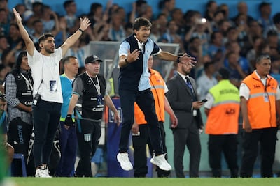El director técnico de Racing, Gustavo Costas (C), gesticula durante el partido de vuelta de las semifinales de la Copa Sudamericana entre el argentino Racing y el brasileño Corinthians en el estadio Presidente Perón de Avellaneda, provincia de Buenos Aires, Argentina.