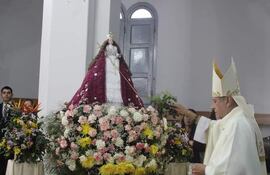 El obispo de la Diócesis de Caacupé, Mons. Ricardo Valenzuela, ofició la eucaristía en el templo de Santa Elena.