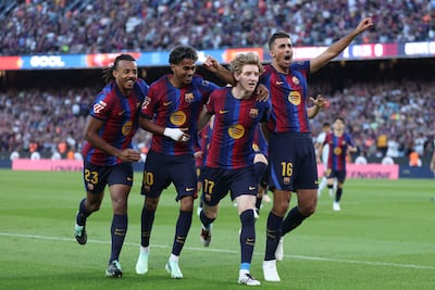 El delantero inglés del Barcelona, Anthony Gordon, celebra con sus compañeros tras anotar el primer gol de su equipo durante el partido ante el Getafe CF en el Estadio Camp Nou.