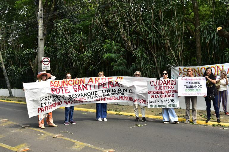 Manifestantes piden salvar un predio ubicado sobre la Av. España. También piden salvar el ubicado en San Vicente.