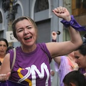 AME2154. ASUNCIÓN (PARAGUAY), 08/03/2026.- Mujeres participaron en la marcha por la conmemoración del Día Internacional de la Mujer (8M) en Asunción. Con la consigna "Ni precarizadas ni sumisas": denuncian la brecha salarial con sus pares masculinos, la inseguridad, el acoso y la violencia que sufren en el trabajo. EFE/ Nina Osorio