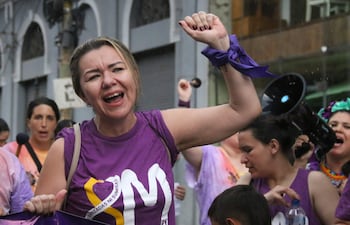 AME2154. ASUNCIÓN (PARAGUAY), 08/03/2026.- Mujeres participaron en la marcha por la conmemoración del Día Internacional de la Mujer (8M) en Asunción. Con la consigna "Ni precarizadas ni sumisas": denuncian la brecha salarial con sus pares masculinos, la inseguridad, el acoso y la violencia que sufren en el trabajo. EFE/ Nina Osorio