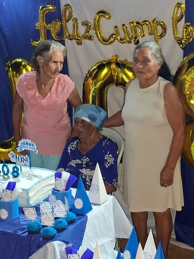 Petrona Olazar viuda de Palacios festejó sus 108 años de vida acompañada de sus hijas Martina y Simeona.
