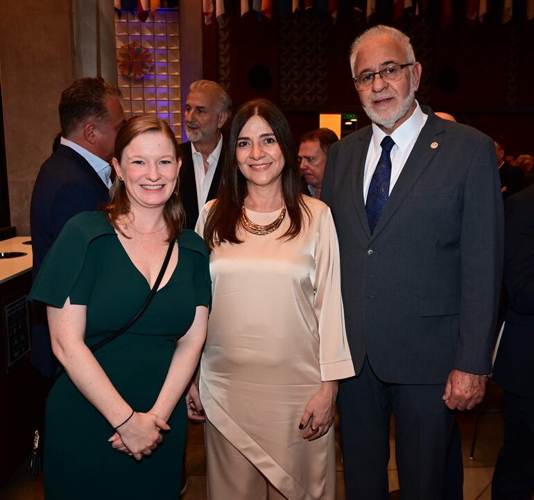 Tracyanne Saunders, María Luisa de Salomón y José Luis Salomón.