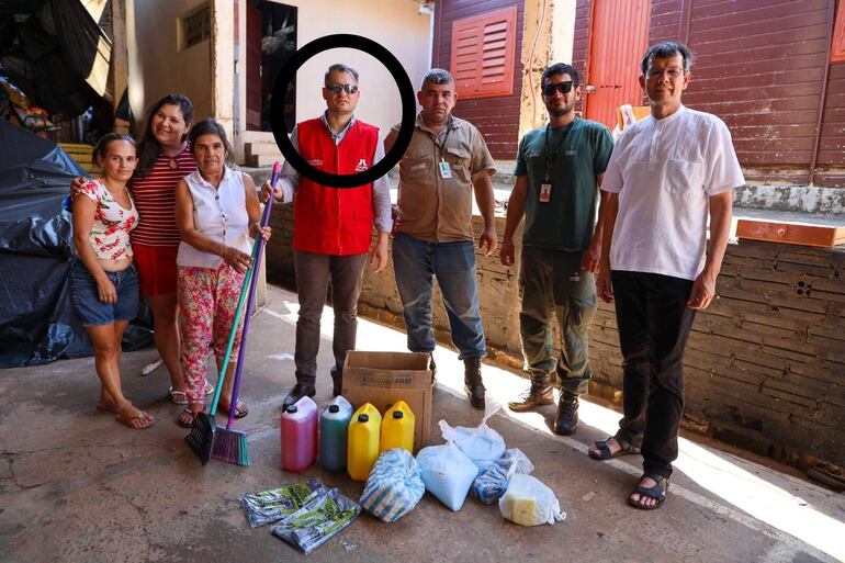 El dirigente zacariista Elías Bernal Sánchez (en círculo) cuando repartía la asistencia brindada por la Itaipú a afectados por la crecida.