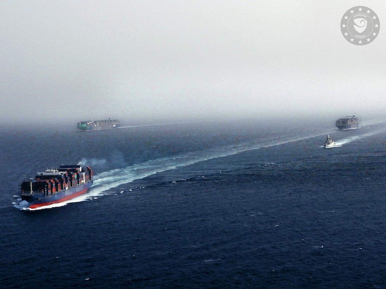 Buques mercantes transitan por el mar Rojo bajo la protección de la fragata italiana BERGAMINI, como parte de la operación de la Unión Europea EUNAVFOR Aspides en el mar Rojo, el océano Índico y el Golfo, tras el reciente ataque de los hutíes contra un buque saudí en el mar Rojo. EFE