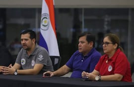 El presidente Nadyr Figueredo con miembros de la comisión.