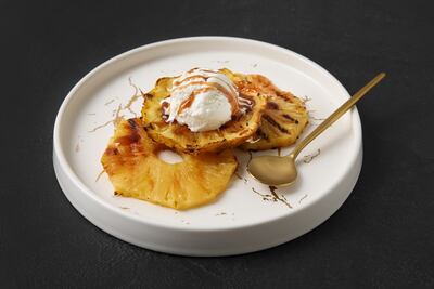 Piña grillada con helado de coco.