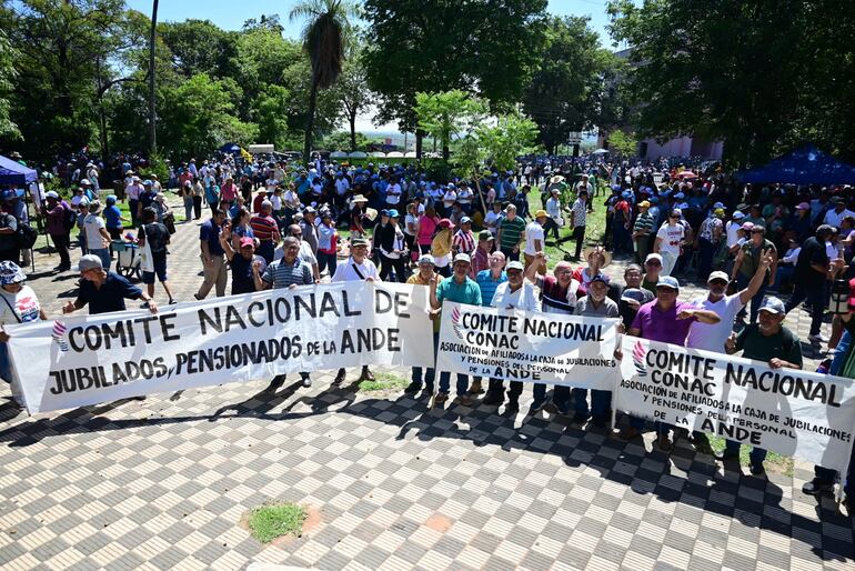 Numerosos gremios participan de la protesta contra la reforma de la caja fiscal.