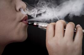 El "vape" y los cigarrillos convencionales afectan a numerosos adolescentes.