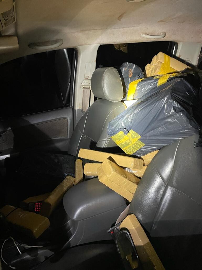 Los panes de marihuana que eran transportados por el traficante prófugo.