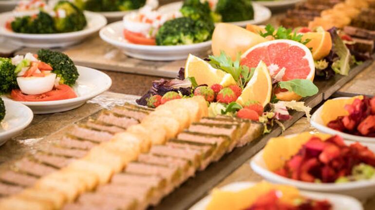 Los mejores chefs decoran sus creaciones con ingredientes comestibles.