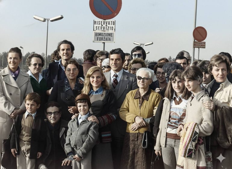 El "paí" Zanardini (al fondo, tercero desde la izquierda) en el Aeropuerto de Milán el sábado 28 de octubre de 1978, día de su partida al Paraguay