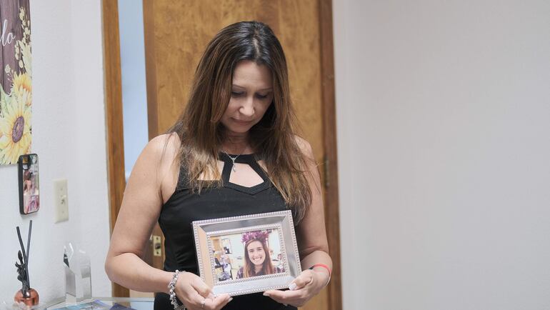 La mexicana Lili Trujillo posa con la foto de su hija, quien murió a causa de una carrera ilegal de coches, en la sede de la organización Street Racing Kills, en Los Ángeles (EE.UU.).