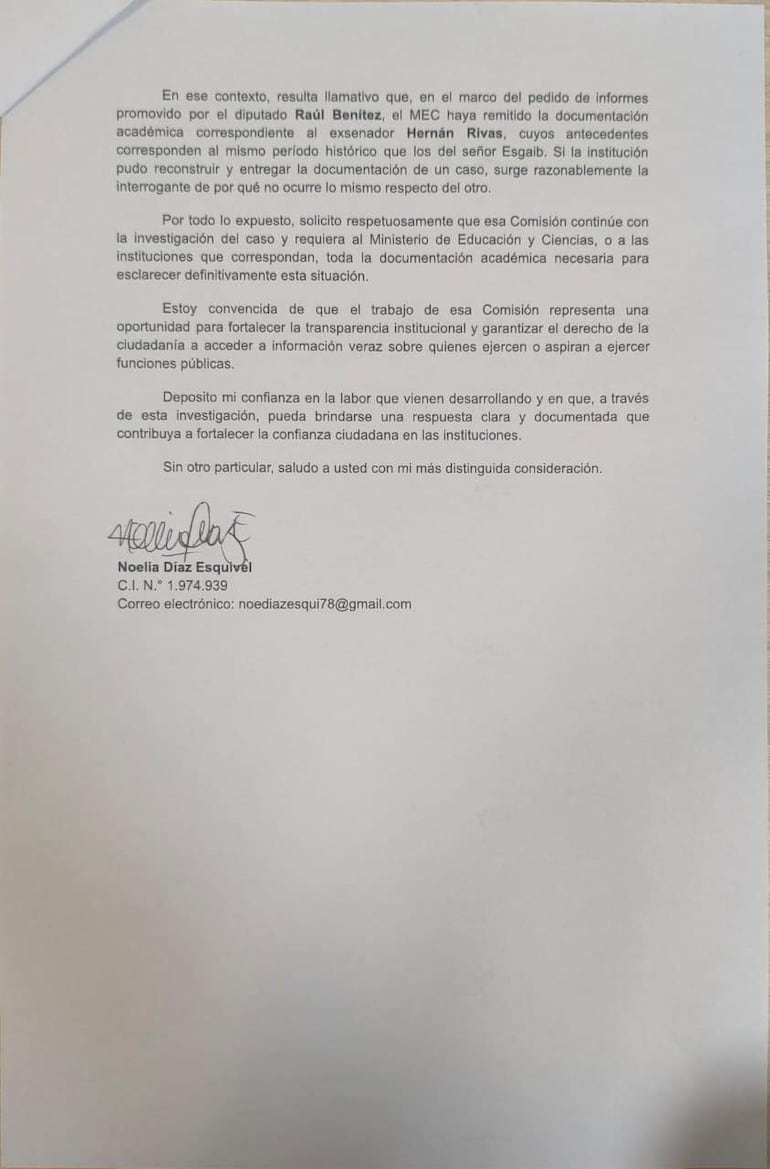 Documento manuscrito con solicitud de Noelia Díaz dirigido a la Comisión del Senado, sin personas visibles.