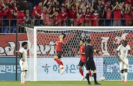 Tras un primer tiempo parejo, Corea de Sur se lo llevó por delante a Ecuador para terminar ganando por 3-0.