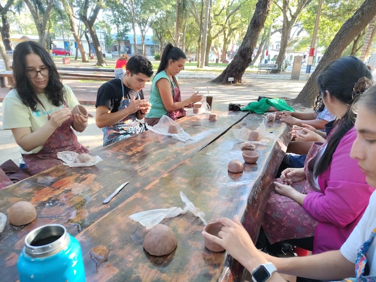 Ceramistas realizan talleres gratuitos de cerámica con técnicas artesanales en los que utilizan arcilla local.