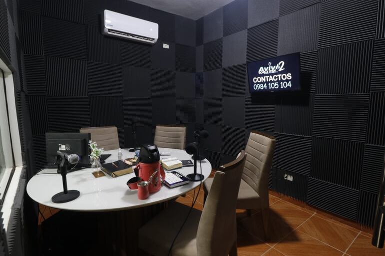 Cabina de Radio "Aviva2" FM.