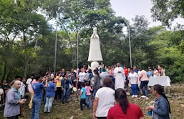 Cada 8 de diciembre una gran cantidad de devotos, acuden hasta la cima del cerro, donde se encuentra la imagen de la Virgen de Caacupé.