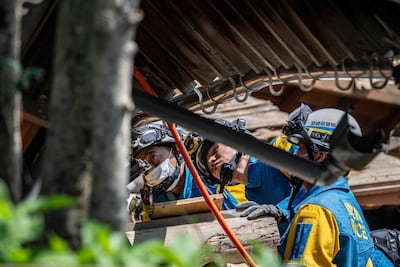 Rescatistas trabajan en una casa colapsada tras el terremoto en la localidad de Yatsushiro, en la prefectura japonesa de Kumamoto.