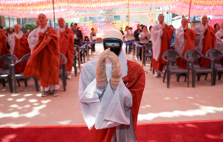 Gabi, un robot humanoide, estrecha sus manos con un grupo de monjes budistas durante una ceremonia de ordenación en el Templo Jogye de Seúl, Corea del Sur, el 6 de mayo de 2026.