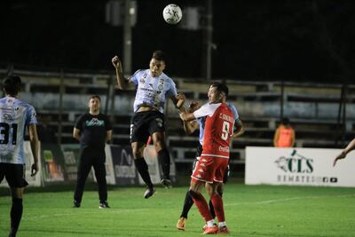Aquilino Giménez, de Guaireña, en un duelo aéreo con Clementino González, de General Caballero JLM.
