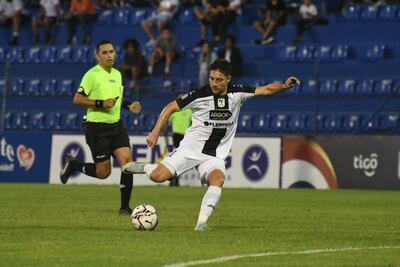 Óscar Ruiz, delantero de Tacuary, durante el partido contra Sportivo Ameliano en el Luis Alfonso Giagni de Villa Elisa por la sexta fecha del torneo Apertura 2023 del fútbol paraguayo.