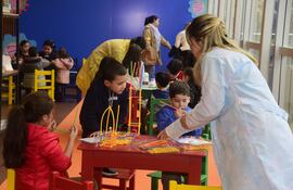 Divertidas y entretenidas actividades se realizan en la colonia de vacaciones del Shopping Mariscal.