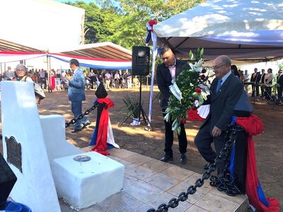 El intendente Miguel Prieto y el presidente del Centro de Pioneros Rolando Ávalos cuando llevaban la ofrenda floral hasta el hito fundacional.